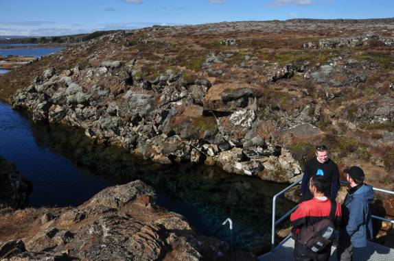 Recebendo explicações sobre o mergulho que faremos na fenda que divide dois continentes: América e Europa, no Parque Nacional Thingvellir, na Islândia